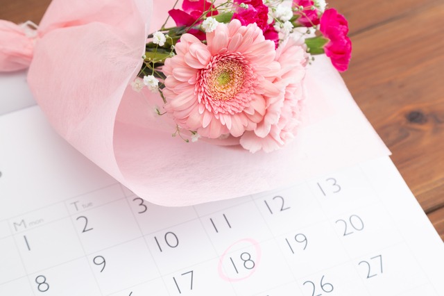 カレンダーとピンクの花束